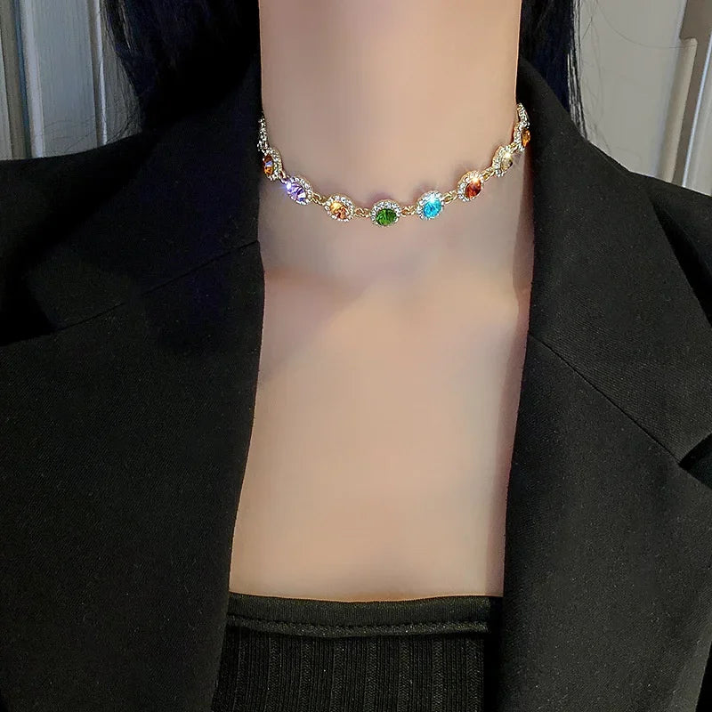 Collier à pierres ajustable