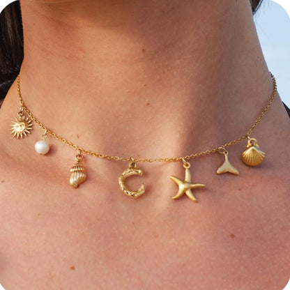 Collier à breloques estivales à initiale