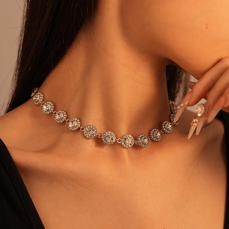 Collier à pierres ajustable