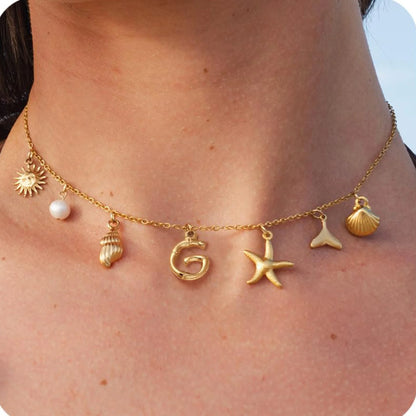 Collier à breloques estivales à initiale
