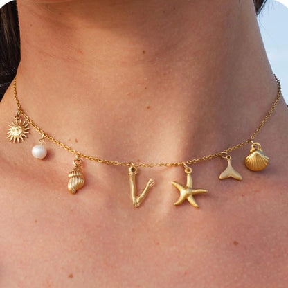 Collier à breloques estivales à initiale