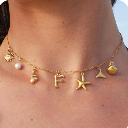 Collier à breloques estivales à initiale