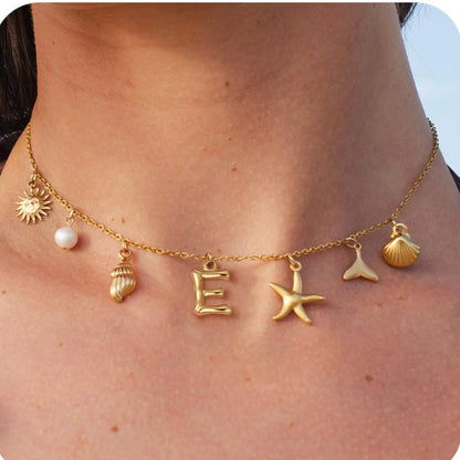 Collier à breloques estivales à initiale