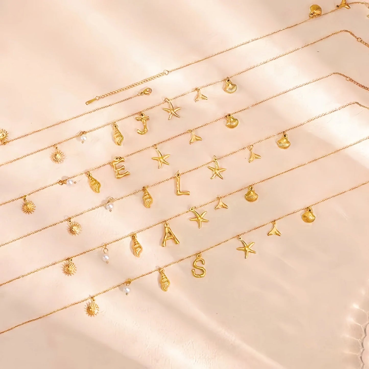 Collier à breloques estivales à initiale