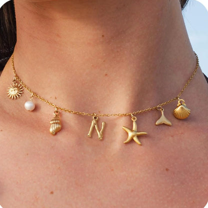 Collier à breloques estivales à initiale