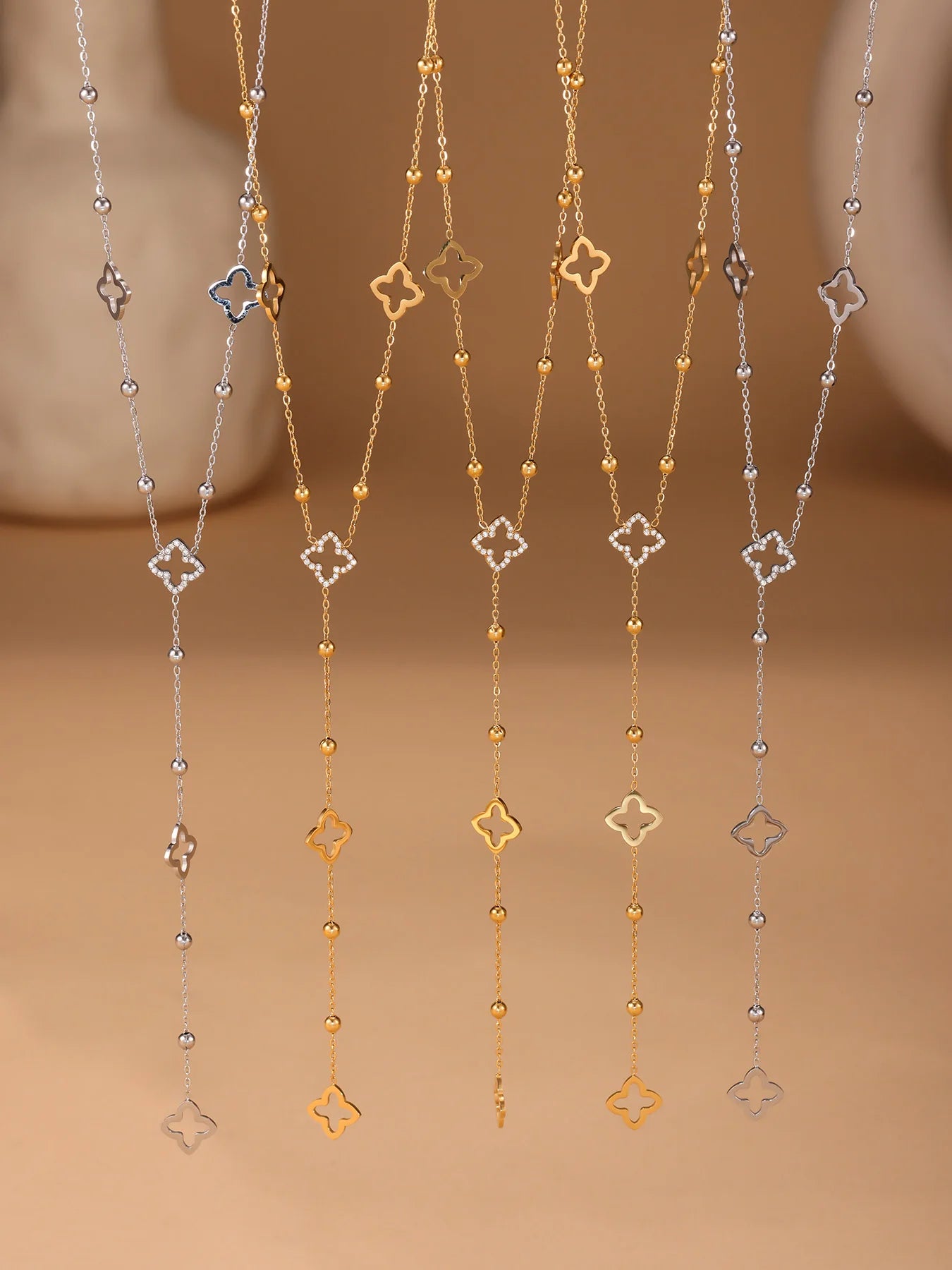 Collier long à motif trèfles
