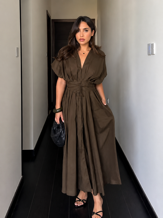 Robe à manches courtes et décolleté brune